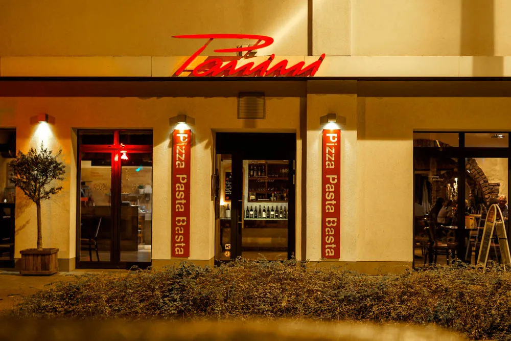 Außenansicht Pizzeria Panini am Abend – Pizza Pasta Basta